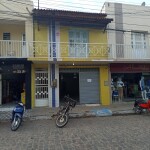 Casa duplex com ponto comercial e dois apartamentos